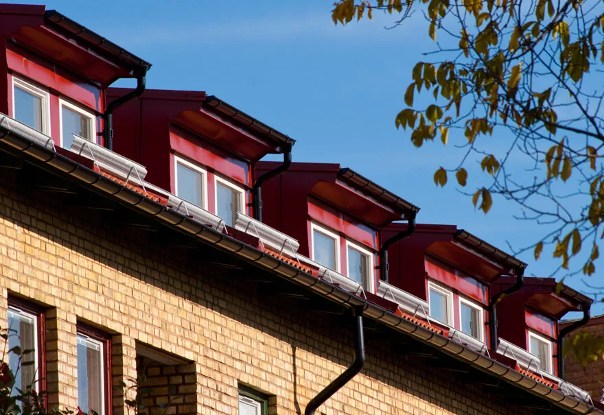 Tannefors hyresfastighet, fönsterplåt i detalj